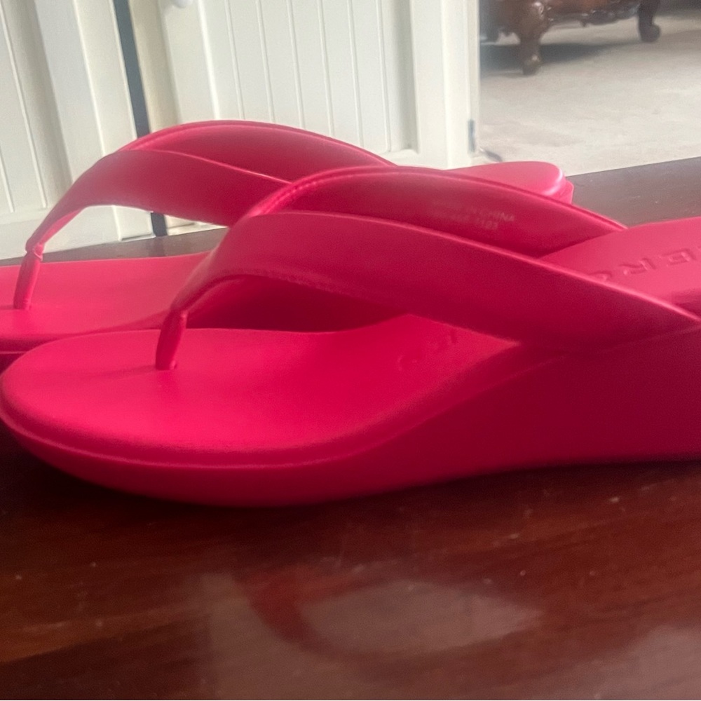 AEROSOLES Pink Sandals with Ergonomic Sole and Raised Heel